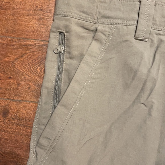 Men’s The North Face Shorts - Picture 2 of 8